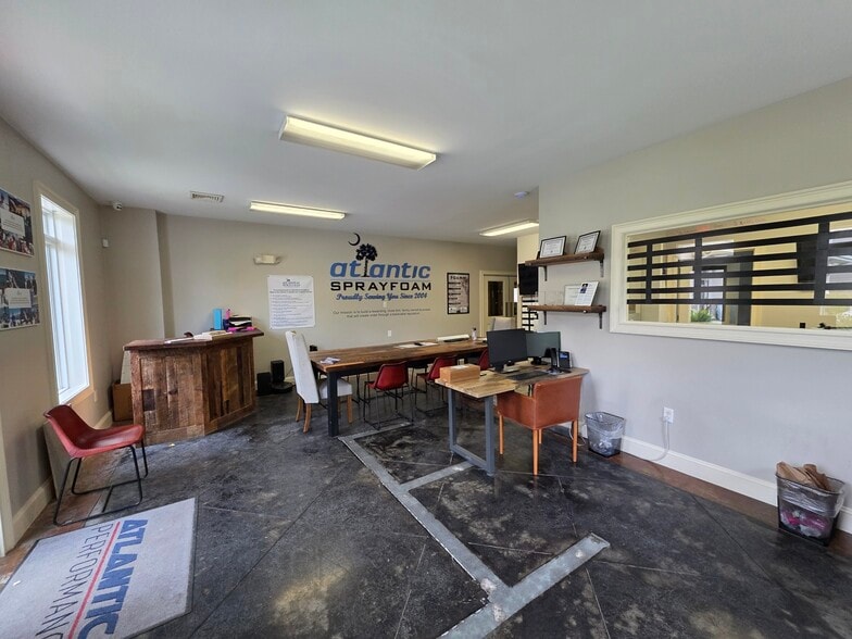 More Photos Of 2050 Old Bailey Rd, Ridgeland Showroom For Lease