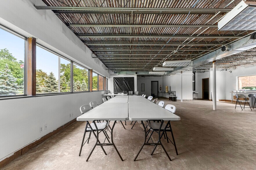 More Photos Of 15360 S Commerce Dr, Dearborn Office For Sale