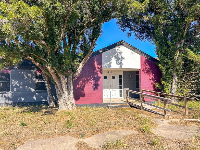 More Photos Of 1120 E Sen Carlos Truan Blvd, Kingsville Restaurant For Sale