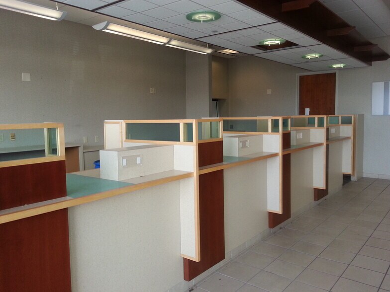 More Photos Of 5170 Charlestown Rd, New Albany Storefront Retail Office For Lease