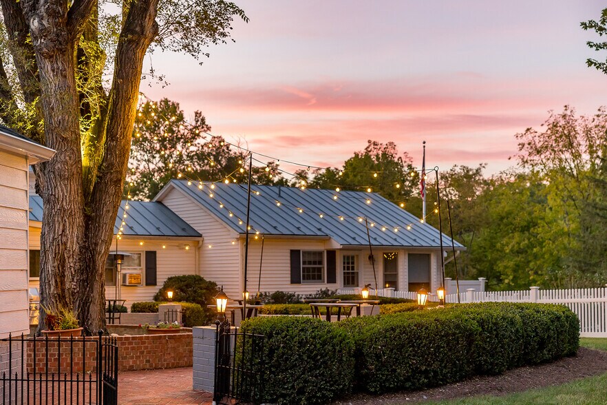 More Photos Of 1329 Commerce Rd, Staunton Hotel For Sale