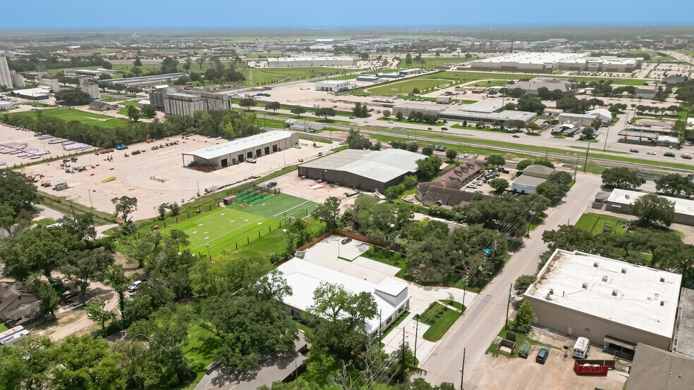 More Photos Of 910 East Ave, Katy Showroom For Lease