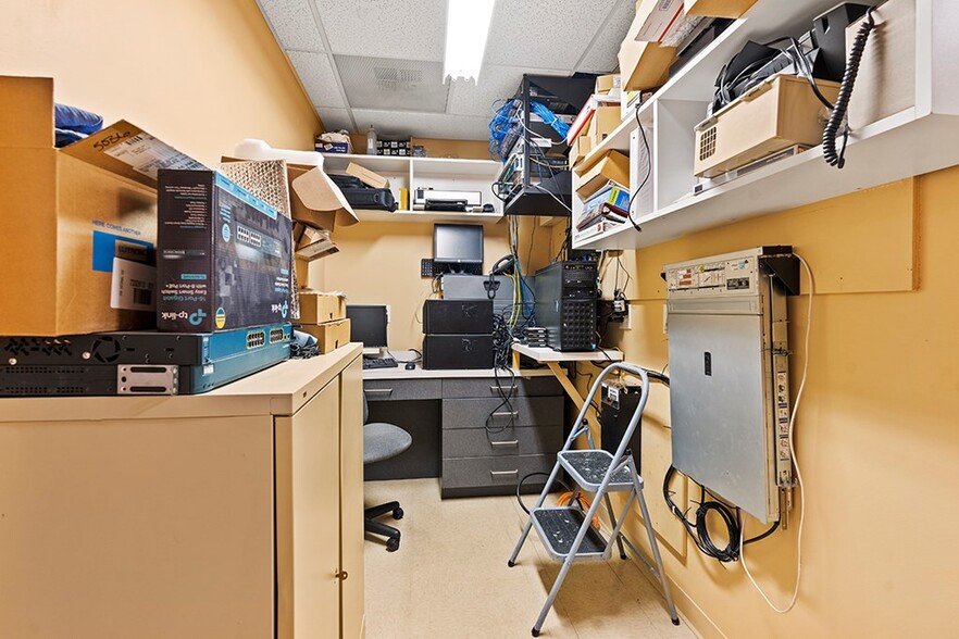 More Photos Of 202 Overland Dr, Greenwood Medical For Sale