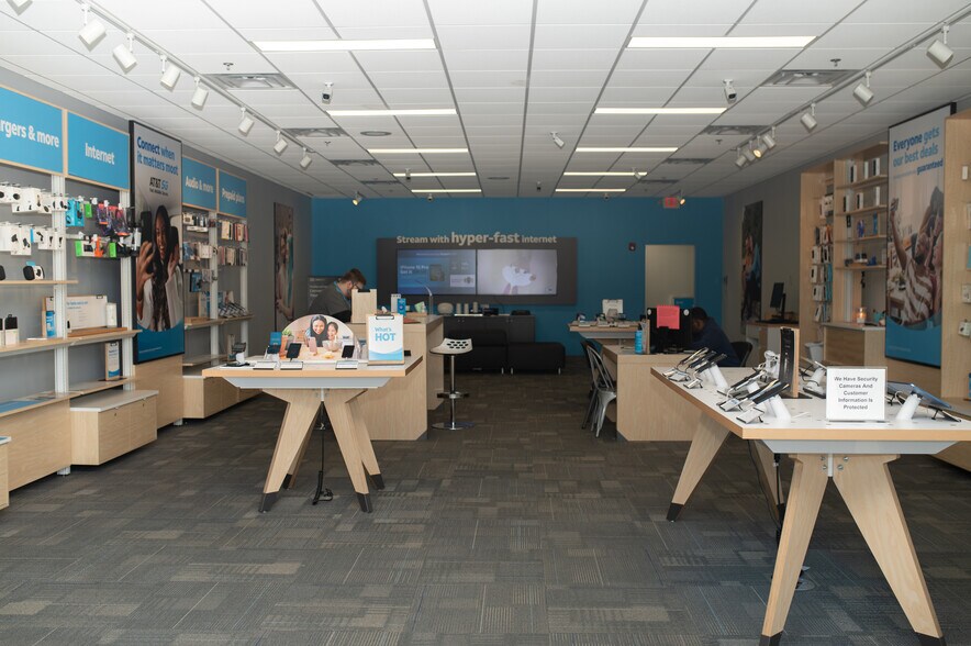 More Photos Of 637-705 E State Road 32, Westfield Storefront For Sale