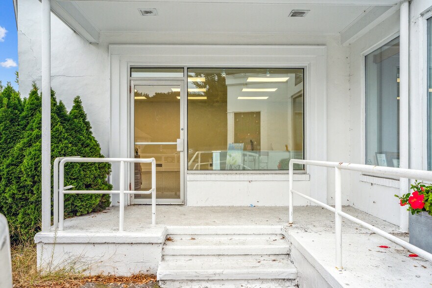 More Photos Of 53 The Circle, East Hampton Storefront For Sale