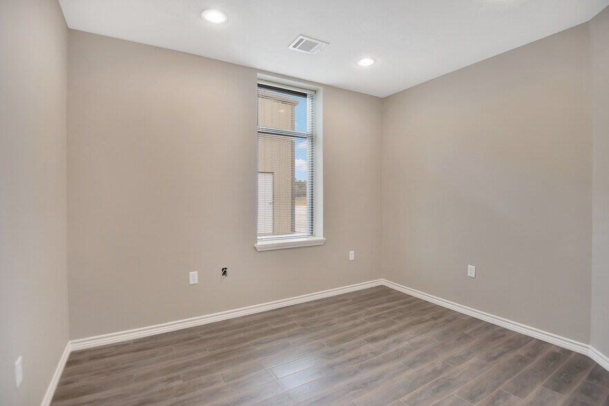 More Photos Of 20150 Kuykendahl Rd, Spring Warehouse For Lease