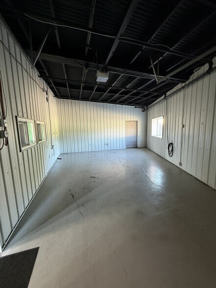 More Photos Of 310 Indianapolis Rd, Mooresville Warehouse For Lease
