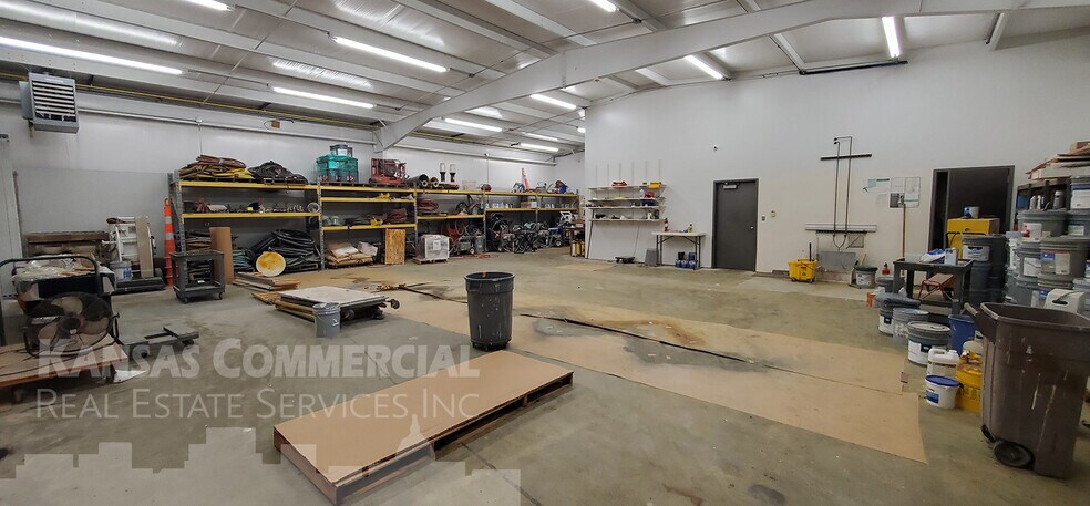 More Photos Of 5449 SW Randolph Ave, Topeka Warehouse For Lease
