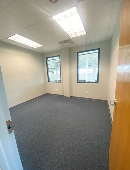 More Photos Of 621 Busse Rd, Bensenville Warehouse For Lease