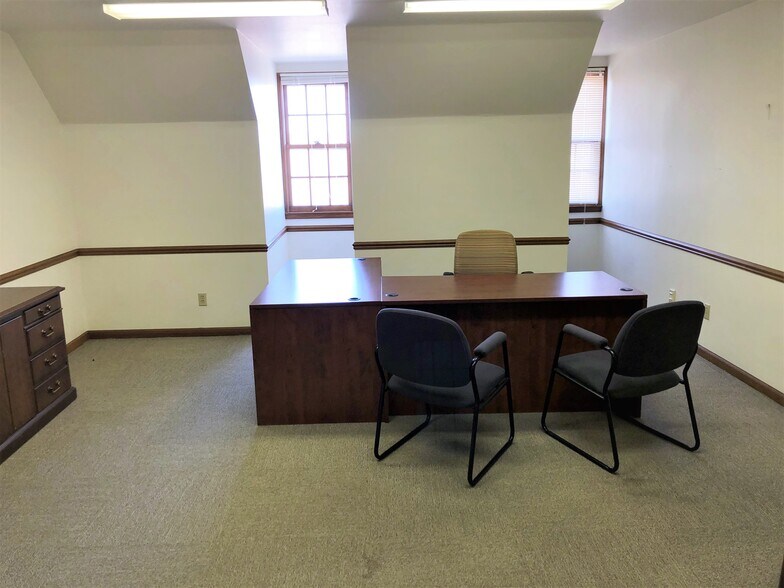More Photos Of 11019 N Towne Square Rd, Mequon Office For Lease