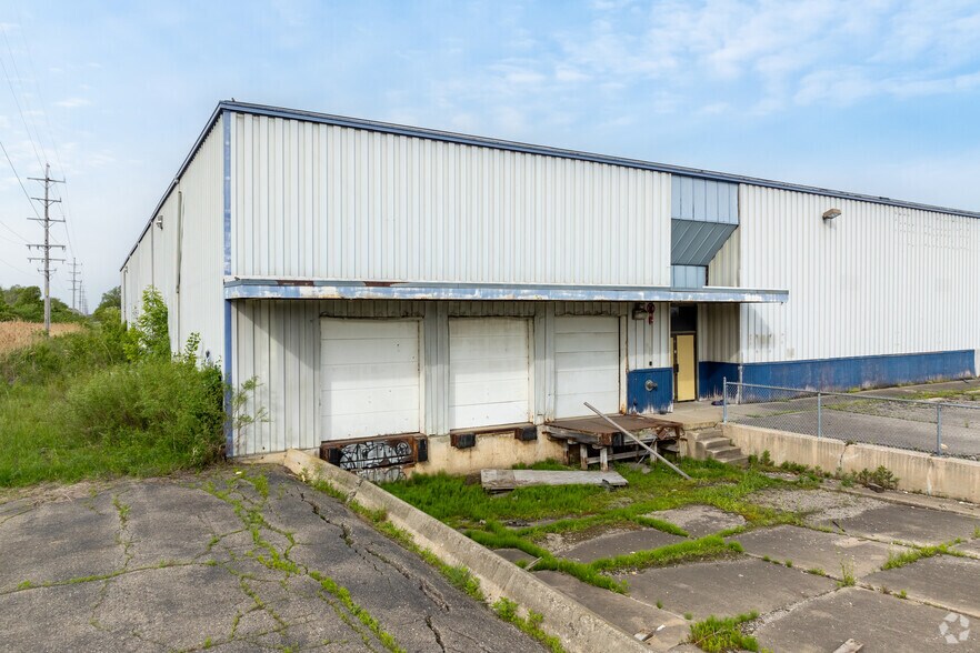 More Photos Of 3070 S Linden Rd, Flint Distribution For Lease