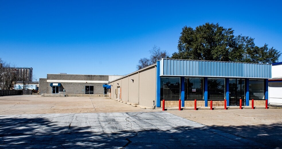 Primary Photo Of 1907 Mangum Rd, Houston Showroom For Lease