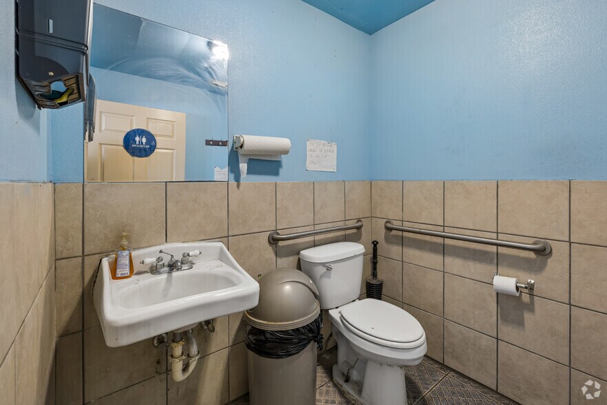 More Photos Of 11239 Veterans Memorial Dr, Houston Auto Repair For Sale