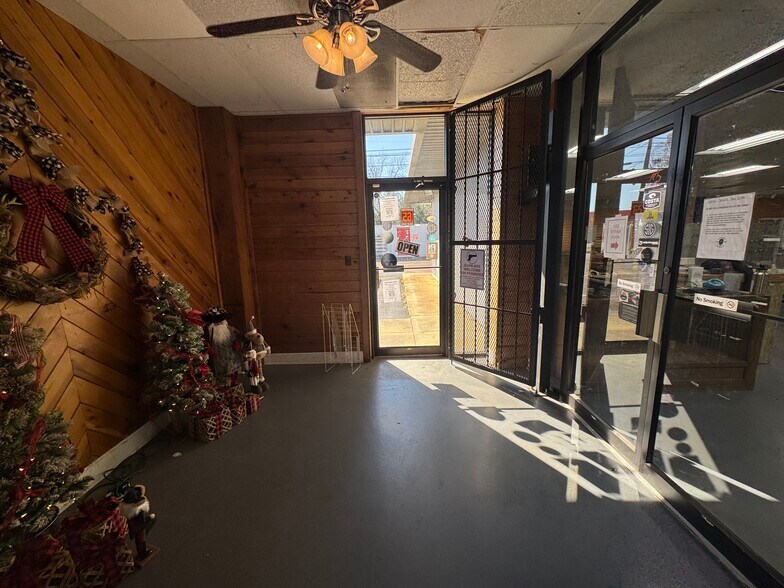 More Photos Of 990 N Daleville Ave, Daleville Warehouse For Sale