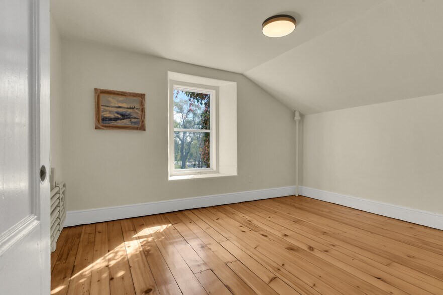 More Photos Of 389 King St E, Gananoque Office For Sale