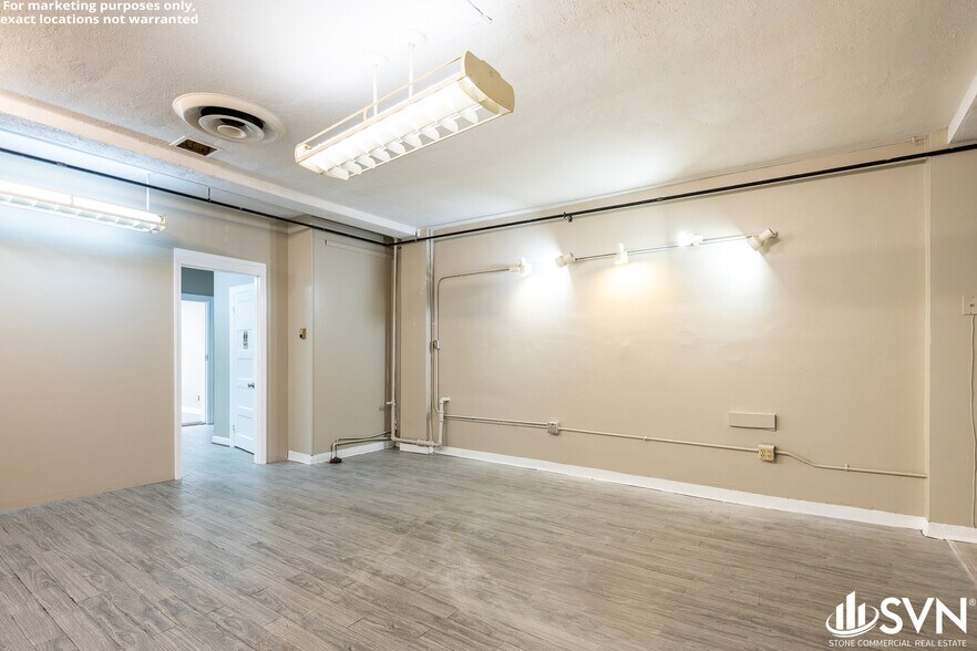 More Photos Of 1039 N Limestone, Lexington General Retail For Lease