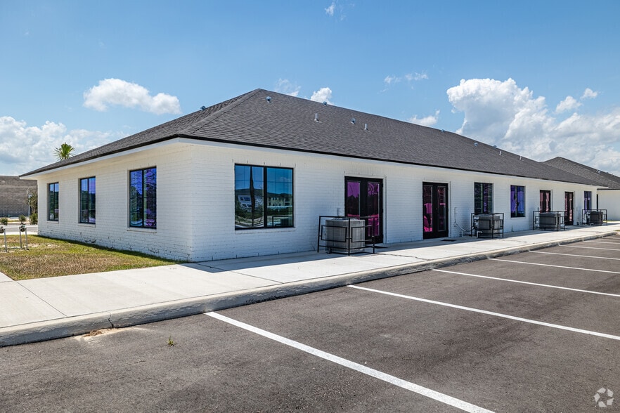 More Photos Of 1620 Corsair Ln, Middleburg Medical For Sale