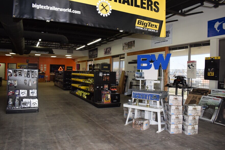 More Photos Of 1039 N Loop 12 Blvd, Irving Light Manufacturing For Sale