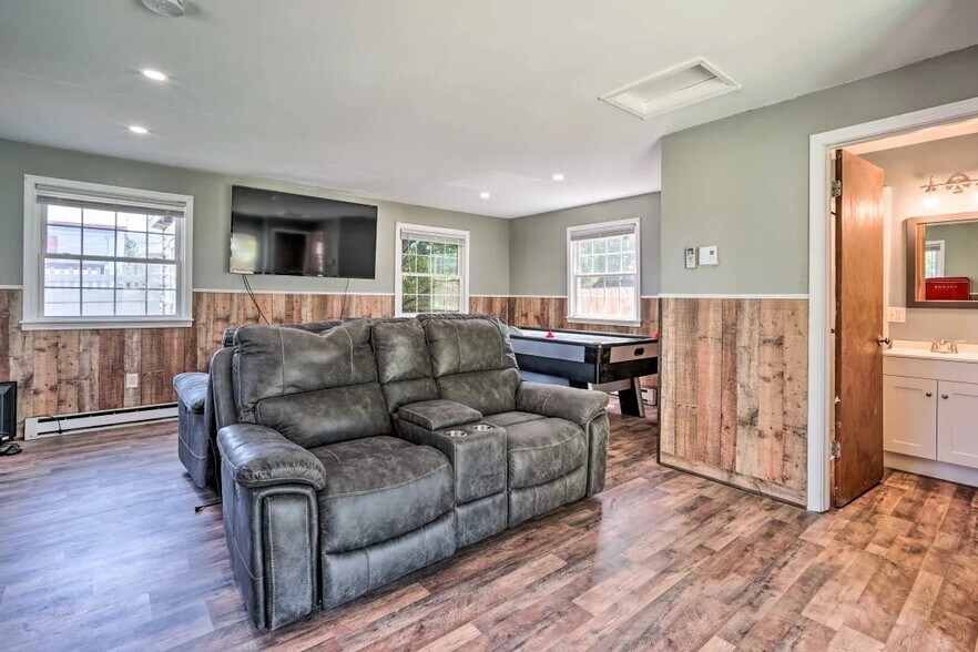 More Photos Of 77 Canada St, Lake George General Retail For Sale