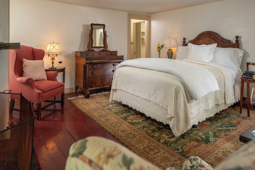 More Photos Of 40 Union St, Blue Hill Hospitality For Sale