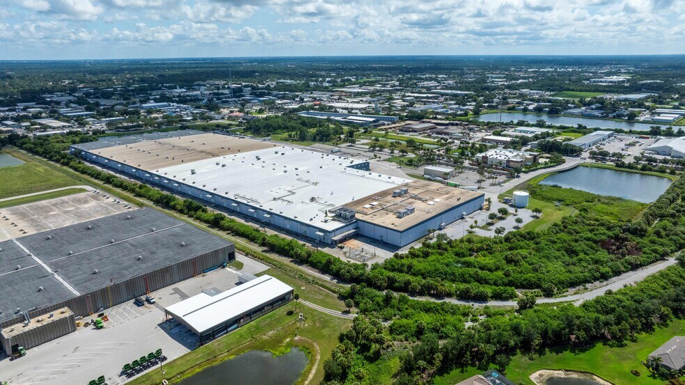 More Photos Of 6100-6284 McIntosh Rd, Sarasota Refrigeration Cold Storage For Lease