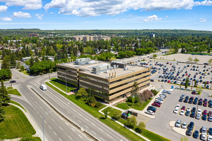 More Photos Of 4935 40th Ave, Calgary Medical For Lease