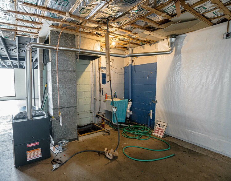 More Photos Of 2324 Vermillion St, Hastings Freestanding For Lease