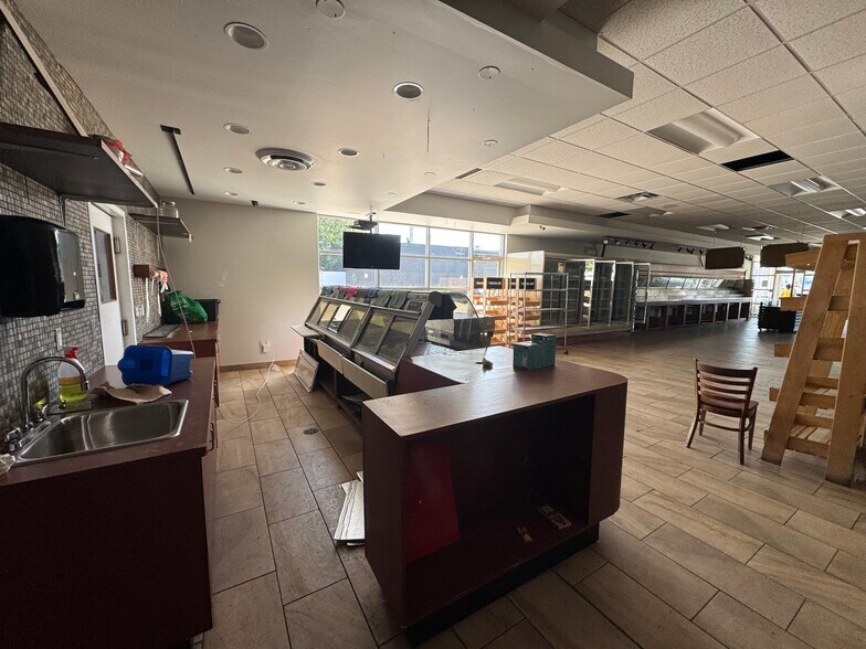 More Photos Of 174 Hamilton Rd, London Freestanding For Lease