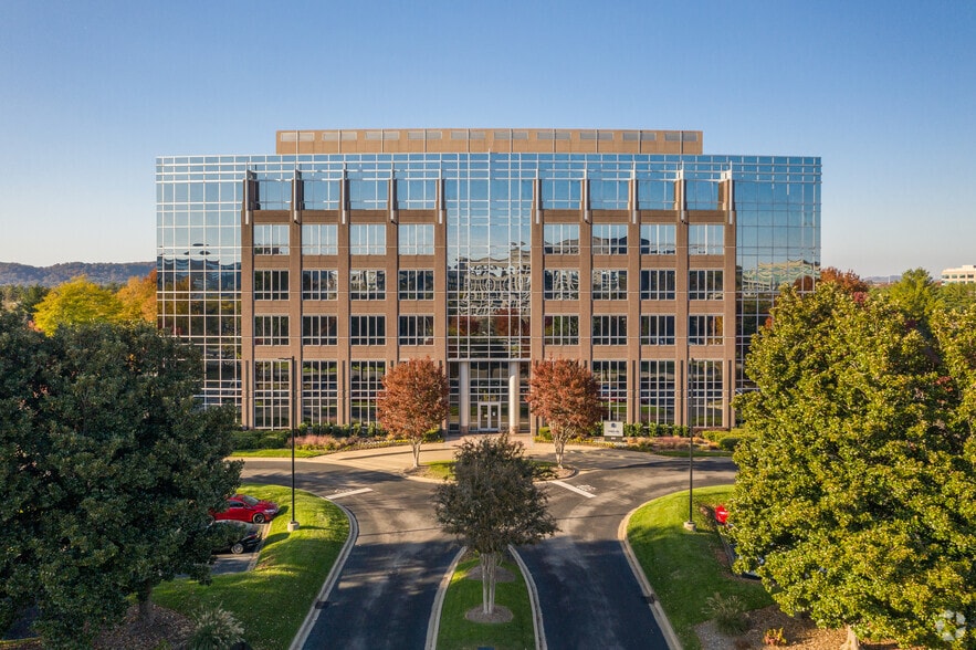 More Photos Of 800 Crescent Centre Dr, Franklin Unknown For Lease