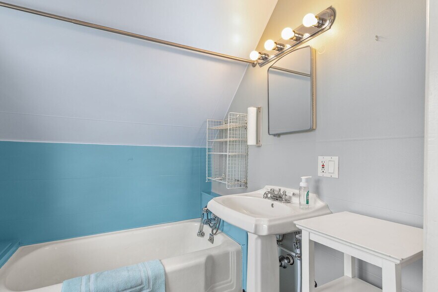 More Photos Of 1516 SE 43rd Ave, Portland Medical For Sale