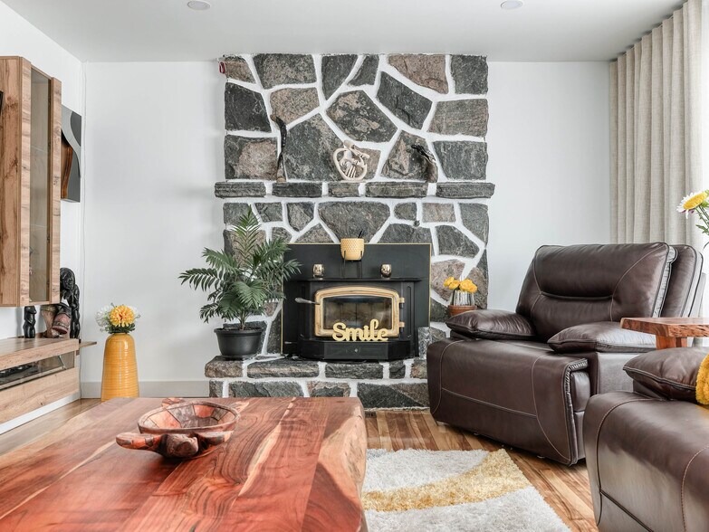 More Photos Of 1879-1881 Ch De Sainte-Flore, Shawinigan Healthcare For Sale