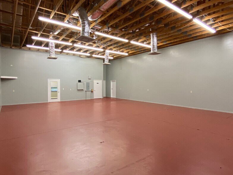 More Photos Of 221 Strawberry Oaks Dr, Orange City Light Manufacturing For Lease