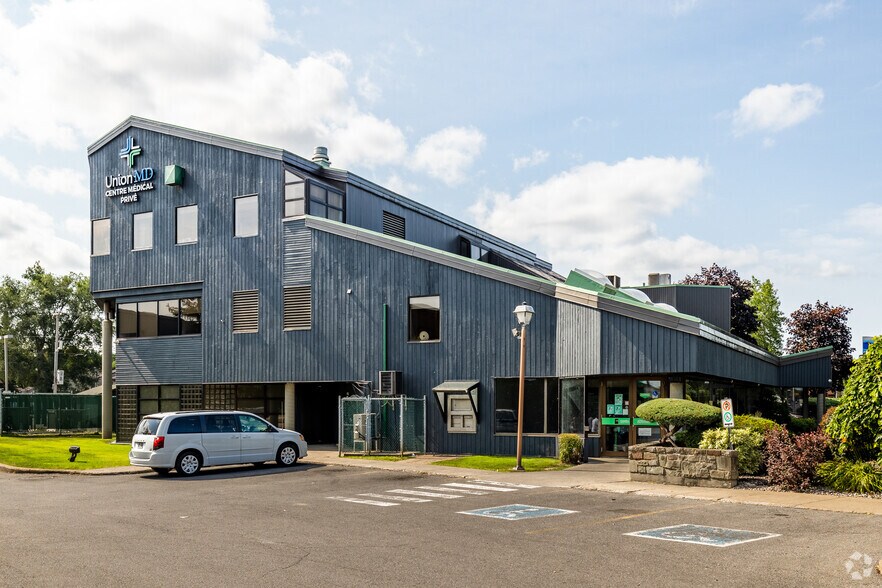 More Photos Of 15000 Boul De Pierrefonds, Pierrefonds Medical For Lease