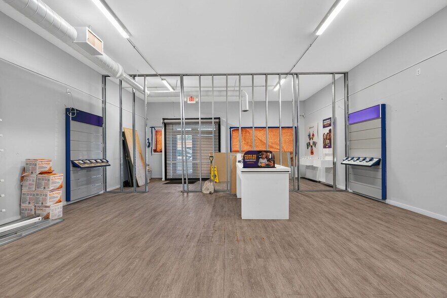 More Photos Of 1005 W Broadway Ave, Minneapolis Storefront For Sale