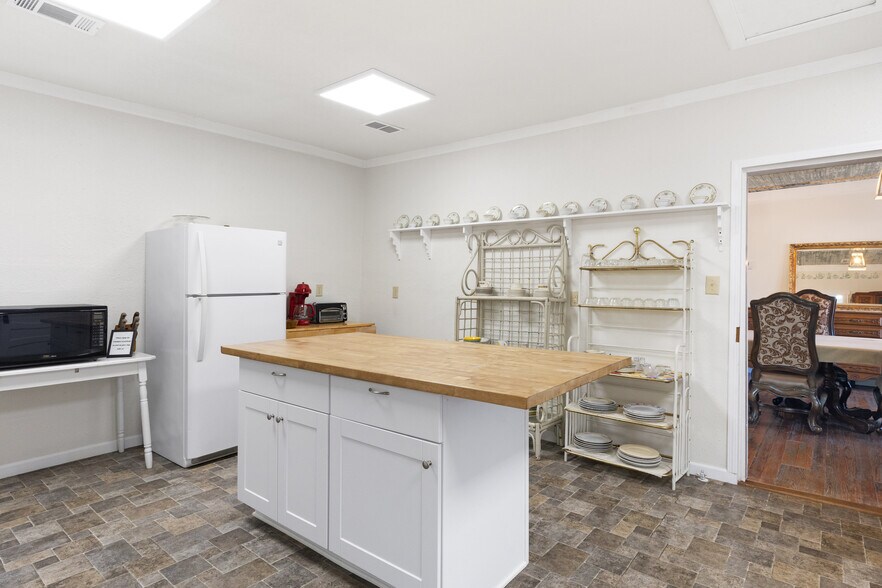 More Photos Of 201 Nugent Ave ave, Johnson City Hotel For Sale