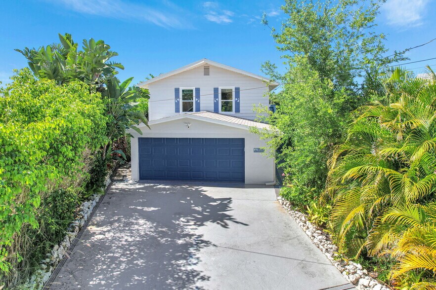 More Photos Of 193 Cocohatchee St, Naples Specialty For Sale