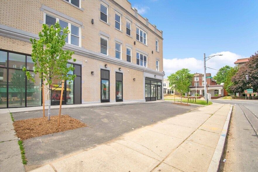 More Photos Of 479 Farmington Ave, Hartford Storefront Retail Residential For Lease