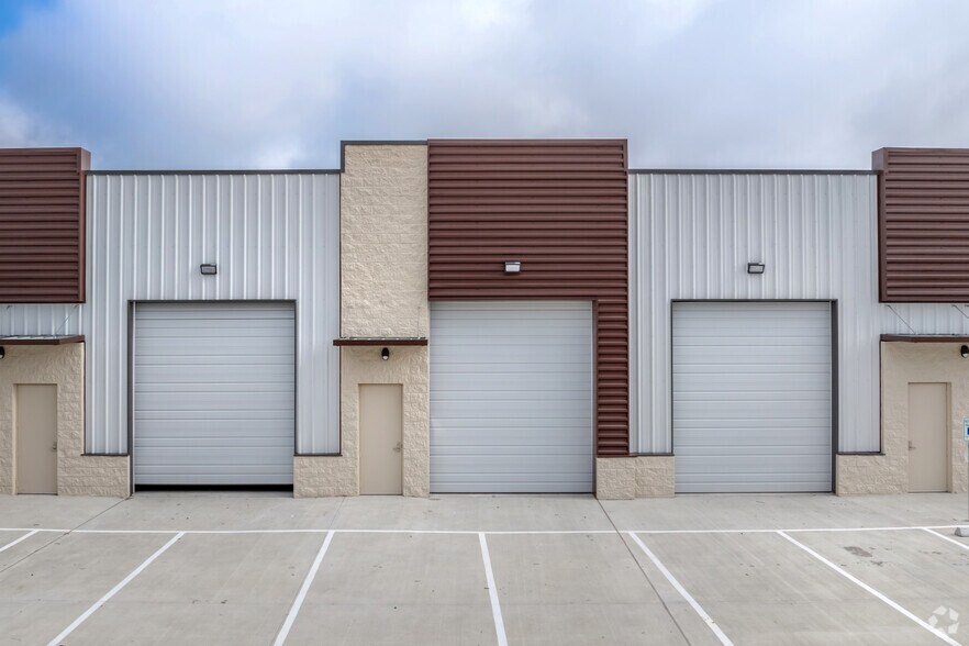 More Photos Of 8028 Dowdell Rd, Tomball Unknown For Lease