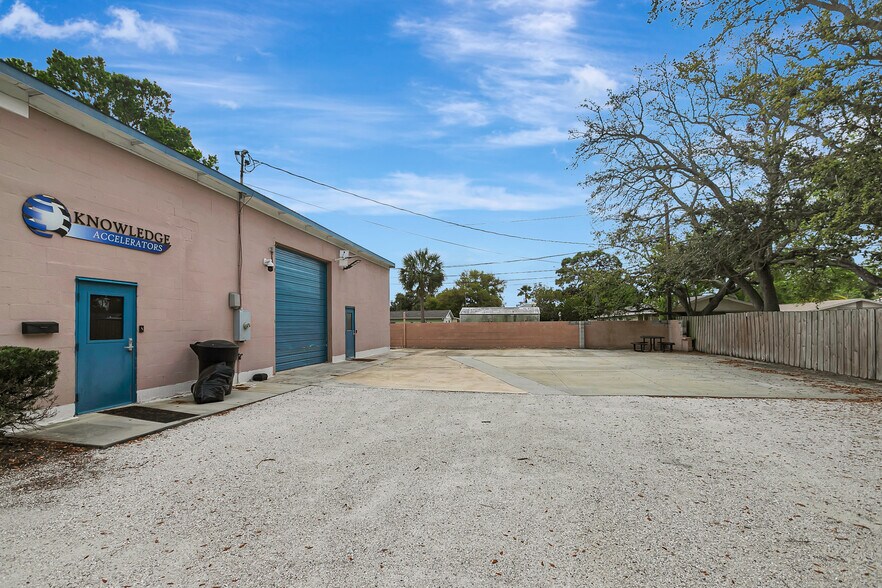 More Photos Of 450 94th Ave N, Saint Petersburg Freestanding For Lease