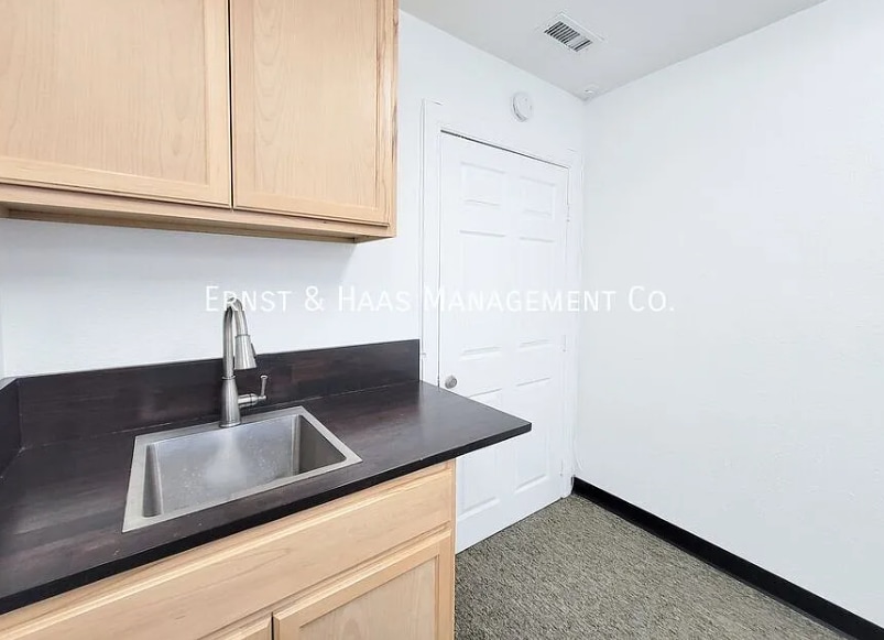 More Photos Of 5540 Atlantic Ave, Long Beach Office Residential For Lease
