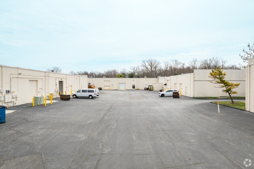 More Photos Of 1718-1722 Indian Wood Cir, Maumee Light Manufacturing For Lease