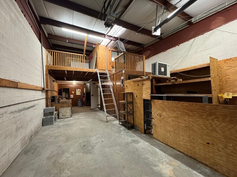 More Photos Of 1678 E Main Rd, Portsmouth Warehouse For Lease