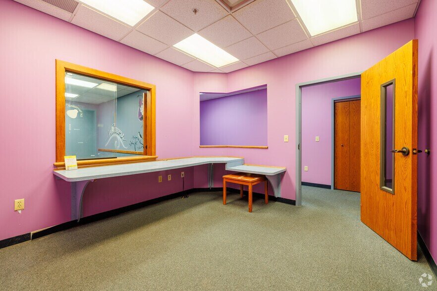 More Photos Of 8700 N Stemmons Fwy, Dallas Office For Sale