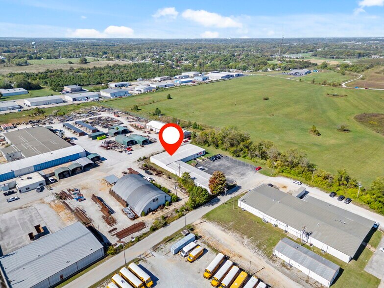 More Photos Of 1110 N Gerald St, Nixa Warehouse For Lease