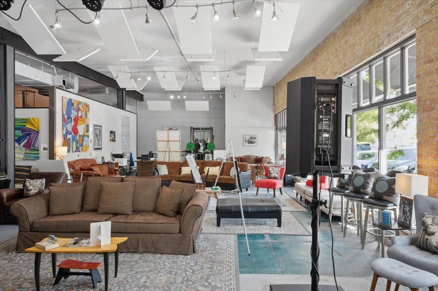 More Photos Of 430 N 1st St, Montrose General Retail For Sale