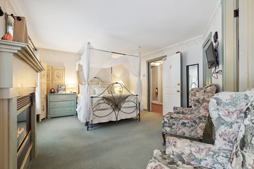 More Photos Of 67 Pleasant View Rd, Bradford Hotel For Sale