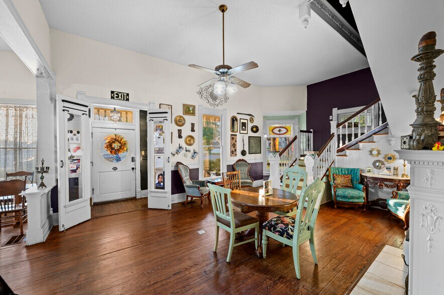 More Photos Of 202 N Newsom St, Mineola General Retail For Sale