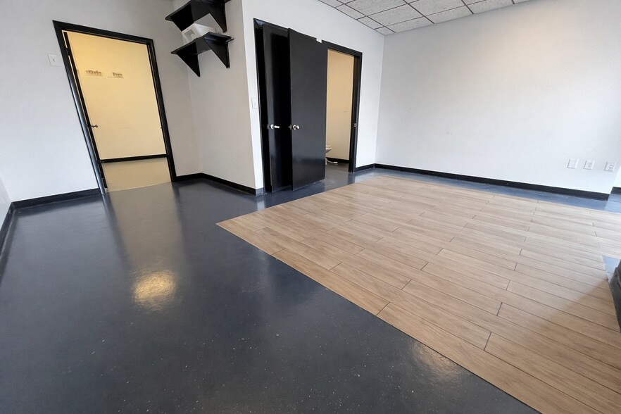 More Photos Of 5906-5972 Pembroke Rd, West Park Storefront For Lease