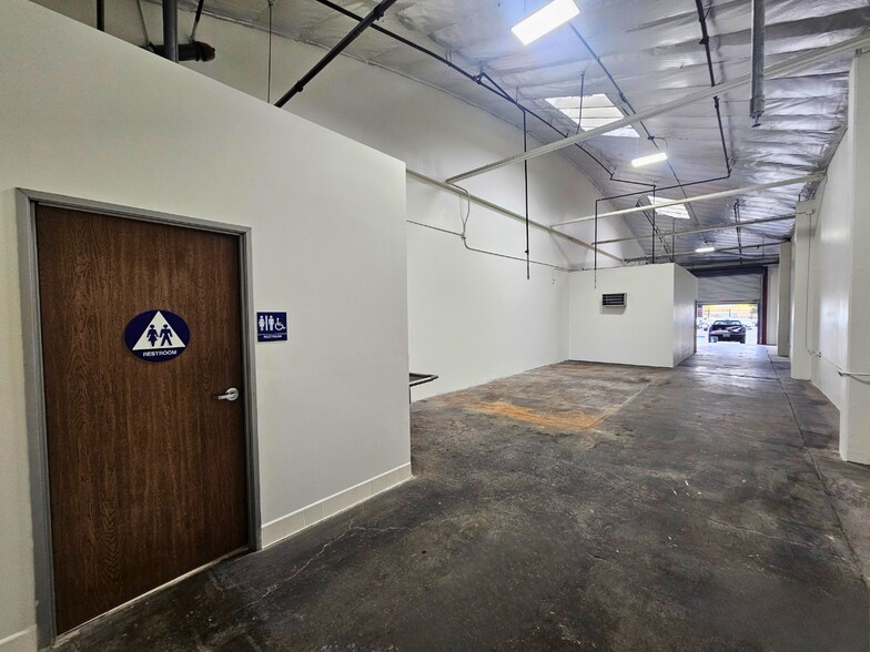 More Photos Of 1711-1723 E 58th Pl, Los Angeles Manufacturing For Lease
