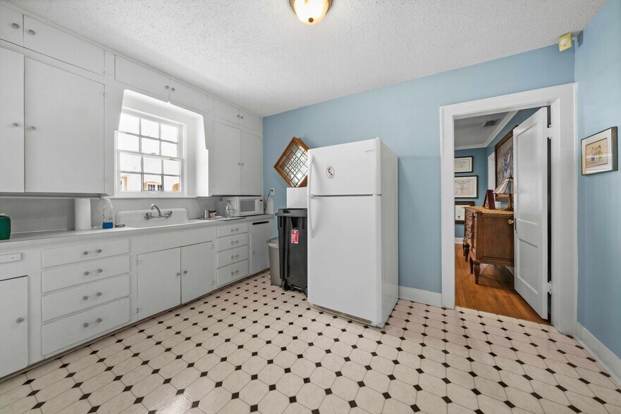 More Photos Of 209 S Main St, Lindale Loft Creative Space For Sale